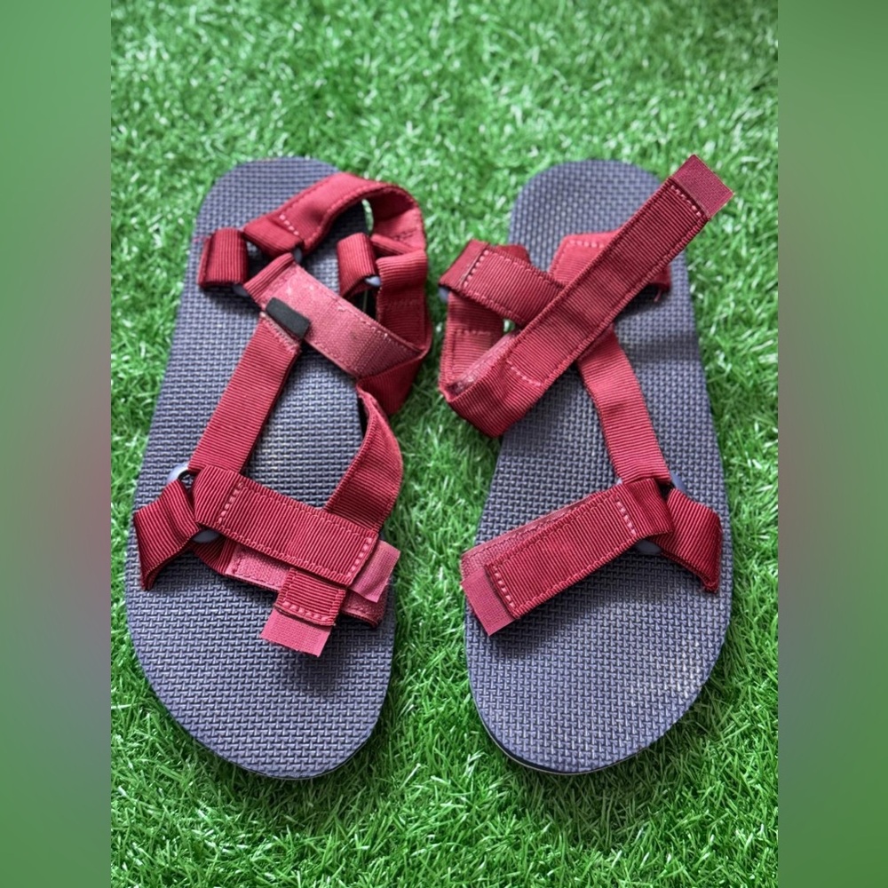 Teva Men’s Original‎ Universal Burgundy Sandals Size 10
